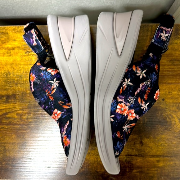 Bzees - Picture 4 of 4